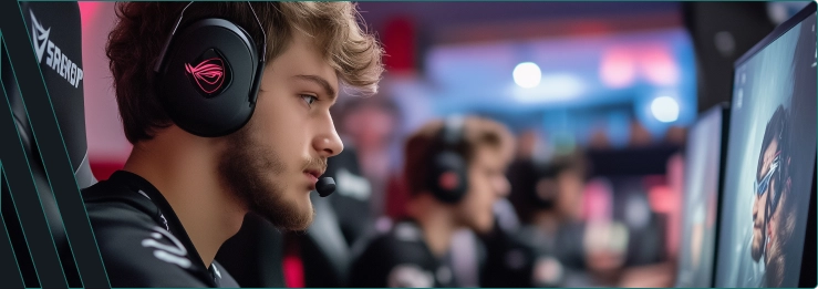 Een jongen met een koptelefoon op zit voor de computer en speelt een spel.