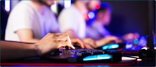 Op het bureau staan een toetsenbord en een muis met verlichting.