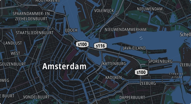 Google-kaart van Amsterdam in donkere kleuren met wegen en adressen.
