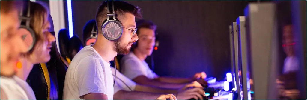 Het team van spelers zit achter computers en neemt deel aan het toernooi.