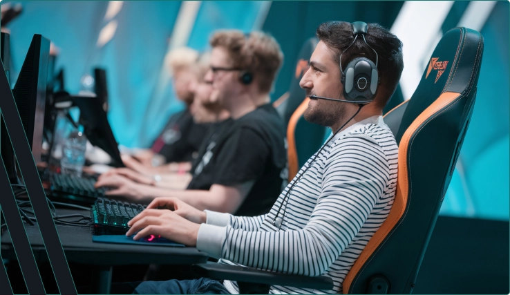 Twee jonge mannen zitten achter hun computer en spelen een spel.