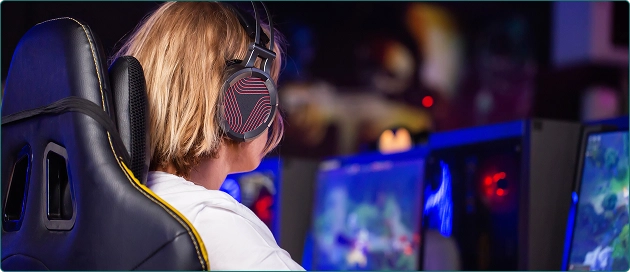 Vecteezy gamer met headset speelt game